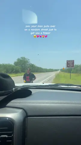 i was so confjsed why he pulled over, he is so sweettttt🥹❤️ #fyp #foryou #blessed #Relationship #Love #flowers #goals 