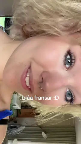 ett lager svart o ett lager blå mascara (båda från IsaDora såklart 🤞) #bluemascara #iamisadora 