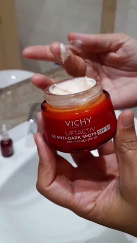 Para corregir y prevenir la hiperpigmentación, yo cuido mi piel con el Protocolo experto B3 Antimanchas #Liftactiv de @Vichy Laboratoires  ❤️ La nueva crema B3 Antimanchas Oscuras SPF50 de #laboratoriosvichy  Beneficios: - Corrige y previene manchas oscuras debidas a los rayos UV. - Reduce arrugas  - Protección SPF50 de amplio espectro.  Su textura cremosa se funde con la piel, se absorbe rápidamente y deja un acabado aterciopelado muy suave que da gustazo 🫶 ¿Habéis probado esta crema Antimanchas de #vichylaboratoires ? #skin #skincare #skincareroutine #skeepersfamily #piel #vichylovers  #manchasenlapiel #cosmetics 