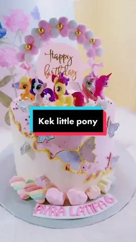 Antara design yg simple tapi cantik uols…nak buat pun senang..x perlu guna nozzle 😊 #fyp #fypシ #bakersoftiktok #bakers #trending #cakedecoration 