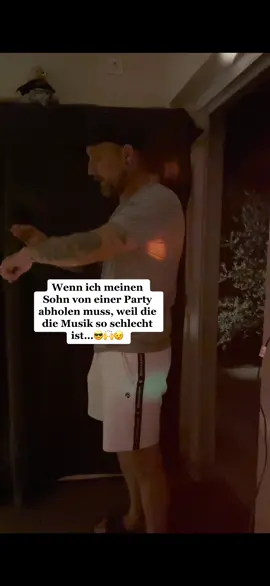 Die guten alten Discozeiten😎🙌da fühlt Papa sich wieder jung 😂😉@Joel🪐 #heuwinkels #comedy #frühervsheute #2000 #2000s #2000er #musik #music #disco #früher #dance #tanzen #damalswarallesbesser #90erkids #familiencomedy #early #earlier #cool #lustigevideos #unterhaltung #😎 #😉 #😂 #🙌 