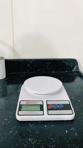 Essa balança para cozinha é prática e precisa, com capacidade para até 10kg. Ela possui visor digital de fácil leitura, função tara, desligamento automático para economizar bateria e design moderno e elegante. Com ela, você poderá cozinhar com mais precisão e facilidade, garantindo que suas receitas fiquem sempre perfeitas.#comprasonline #balanca #alimentacaosaudavel #alimentos #balancadecozinha 