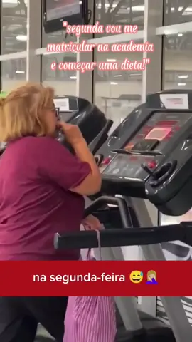 Alguém me explica qual a lógica dessa senhora estar andando na esteira e comendo ao mesmo tempo? kkkkk Começar uma dieta na segunda-feira é uma prática comum, mas nem sempre eficaz quando se trata de alcançar resultados a longo prazo. Muitas pessoas associam a segunda-feira a um novo começo e uma chance de mudar seus hábitos alimentares. No entanto, essa abordagem pode ter algumas armadilhas. Primeiramente, adiar o início de uma dieta para a próxima segunda-feira pode levar a um comportamento de compensação nos dias anteriores, onde uma pessoa se permite comer em excesso ou fazer escolhas pouco saudáveis. Isso acaba anulando o propósito de iniciar uma dieta e pode dificultar o progresso. Além disso, considere a dieta como algo temporário, que começa e termina em determinados dias, pode levar a um ciclo de restrição e compulsão. O foco deve estar em adotar uma alimentação equilibrada e saudável como um estilo de vida sustentável, em vez de seguir uma dieta restritiva por um curto período de tempo. É importante lembrar que cada dia é uma oportunidade para fazer escolhas alimentares saudáveis. Não espere pela segunda-feira ou por uma data específica para começar a cuidar da sua saúde. A mudança começa no momento em que você decide fazer escolhas melhores para o seu corpo e bem-estar. #MudançaDeHábitos #VidaSaudável #SemanaNova #EscolhasDiárias #SaúdeEmQualquerDia