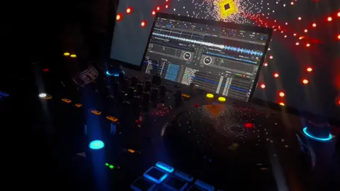 Dola 💵 nhà lầu 🏯 xe sang 🛻🛞 … Em có nhận show tiệc tùng luôn nha #vinahouse #xuhuongtiktok #trendtiktok2023 #bàndj #remix #videoviral 