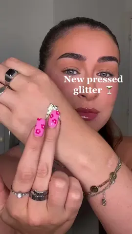 Replying to @Holliehoathxx New glitter alert 😻🍸  #glitter #glittermakeup #pressedglitter #makeup 