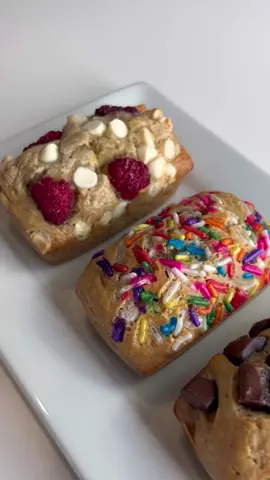 These mini banana bread loaves are the perfect addition to any meal that will surely put a smile on anyone’s face! 🤍 #bananabread #bananabreadrecipe #breadrecipe 