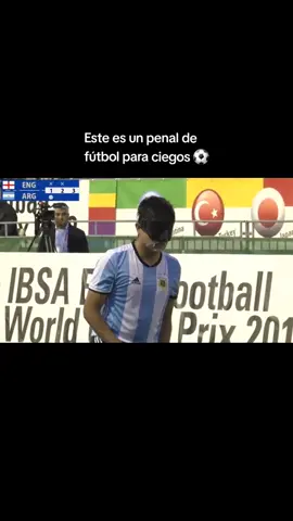 Un penal de fútbol para ciegos ⚽️ en el próximo video te voy a estar contando sobre el guía. ¿Qué creés que está haciendo? Contame en comentarios! #discapacidad #discapacidadvisual #futbolista #accesibilidad #inclusion #blindsoccer #futboladaptado #futbolparaciegos  #losmurcielagos 