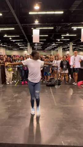 I just really want to thank everyone for coming out to my first ever @VidCon meet and greet this meant everything to me. i was so blown away from all of you who came i lvoe you guys more than youll ever know !!! 