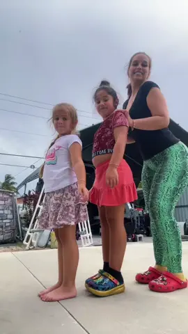 Mis pulguitas 🫶🏻😂 #foryoupagepage #familiafeliz #fypシ #funnyvideos😂😂 #bromaspesadas😂😂😂😂😂 #funnyvideocomedy #mia💗lia #agradecida #mismuñecashermosas🦋🎀💖🌈 