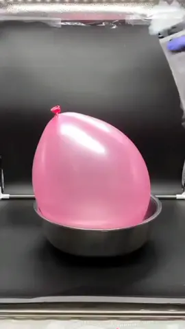 Nitrógeno líquido en un globo 🎈 Esta es una demostración de la ley de los gases ideales. Los globos colocados en nitrógeno líquido se encogen porque la temperatura decreciente del gas dentro de los globos hace que el volumen disminuya. #fisicaoquimica #geniostiktok #AprendeEnTikTok #aprendeencasa #leccionaprendida #ciencia #einstein #100tificos #quimica #gases #gasesdivertidos 