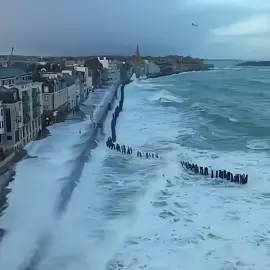 Saint-Malo, Brittany, có thủy triều cao nhất ở châu Âu, với mực nước có thể dâng cao hơn 13 m. Những ngôi nhà này (được nhìn thấy ở đây trong cơn bão Ciara), được xây dựng như một bức tường biển và kính 4 lớp trên các cửa sổ phía trước. #vutruhochuyenbi #tiktok #thuỷtriều 