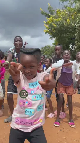 Together we can🤝 @dream hudson girls  @Wakisodancekidsfoundation #foryou #ficaamor #brazil #uganda #unitedstates #alemaodoforro #tiktokbrazil 