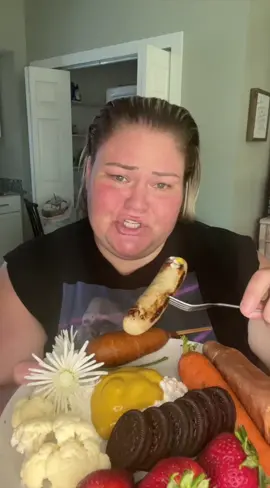Eat dinner with me! Inspiration from 🍗🥕🍠🍓🍰@TiffanyElizabeth | Weight Loss #chickenapplesausage #carrotsandmustard #mukbang #eatingshow #littledebbie #sweetpotato 