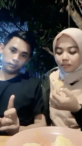 Kalau sudah tua, teman kita hanyalah pasangan..kita nanti cuma bisa ngobrol, kita biasakan dari sekarang ya🥰