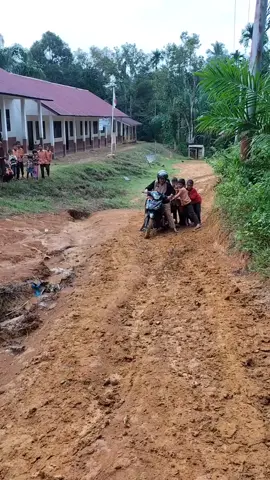 Terimakasih nak sudah bantu dorong🥰#GuruSD #GuruPelosokNegeri 