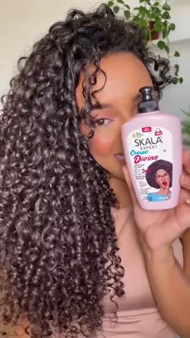 Skala Crema Para Peinar Crespo Divino 3 en 1 se puede utilizar como tratamiento, crema de peinar y/o protector térmico. Ideal para cabellos crespos y rizados o que están pasando por el proceso de transición capilar. La Mini Crema Para Peinar Crespo Divino o Divino Potao ha sido desarrollada para facilitar la rutina de cuidado del cabello rizado, especialmente al momento de desenredarlo. Brinda hidratación, brillo y es anti-frizz. Es 3 en 1: Crema de peinar. Protector Térmico. Mascarilla o Tratamiento. #skala #skalacosmeticos #divinopota #crespodivino #skalaenperu #cremasskalaenperu 