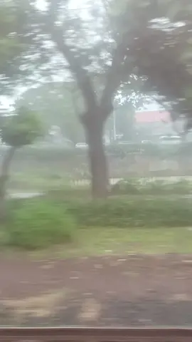 naik krl pas hujan syahdu #fyp #masukberanda #krlcommuterline #commuterlinejabodetabek 