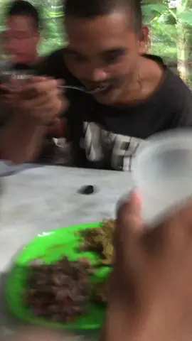 YUNG TROPA MONG PALONG PALO SA PULUTAN 😆 #funnyvideos #viralvideo #fypシ゚viral #5millionviews #viraltiktok #INUMAN 