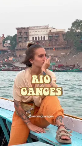 Ganges: o rio indiano onde boiam os corpos de quem já se foi, enquanto se banham aqueles que ainda vivem. gostaram do conteúdo? deixem um comentário aqui 🤍 esse é o terceiro de uma série de 3 vídeos que fizemos sobre Varanasi, a cidade indiana onde acontecem as cremações ao ar livre. pra quem perdeu os outros, estão aqui no perfil ✨ #tiktokindia #brasileirospelomundo #viagem #india 