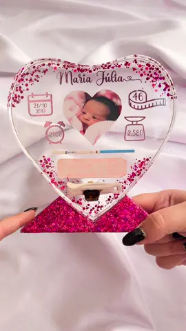 Eternização Coração G - Em Resina 💖✨ Eternizamos as lembranças do nascimento da Maria Júlia de uma forma única, super especial e maravilhosa! 🥰🩷✨ A mamãe Manuela quis essa eternização toda no transparente e com glitter pink + Nome e informações do nascimento no rose gold! 💖 O resultado não poderia ser outro, uma peça lindíssima com as lembranças do nascimento da Maju eternizadas para sempre! 🤩 #resinando #resineira #resinabrasil #resina #fyp #foryou #foryoupage #eternizaçãoresina #eternizaçãoemresina #eternização #eternizacaoemresina #eternizacao #resinandocomamor #maternidade #luansantana #eternizacaomaternidade 