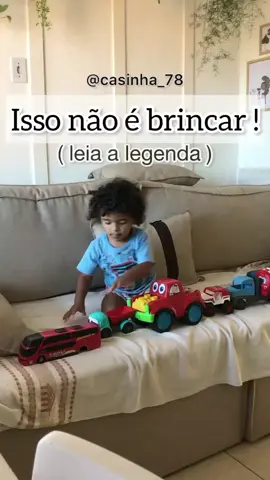 Enfileirar brinquedos não é um problema, desde que a criança faça com um objetivo, ou como forma de brincar. Agora torna-se um sinal de alerta, quando a criança enfileira os brinquedos sem que isso represente uma função, mantendo sempre um padrão, de forma repetitiva. O modelo do brincar de uma criança autista pode ser diferente do que é esperado. As crianças podem preferir utilizar os brinquedos empilhando, enfileirando, separando-os por cor, tamanhos, repetindo esse comportamento várias vezes, sem procurar outras pessoas para participar da sua brincadeira. É importante compreender outros sinais do autismo, que podem ser detectados apenas observando a forma como a criança brinca. #autismo #maternidadeatipca #autist #autistas 