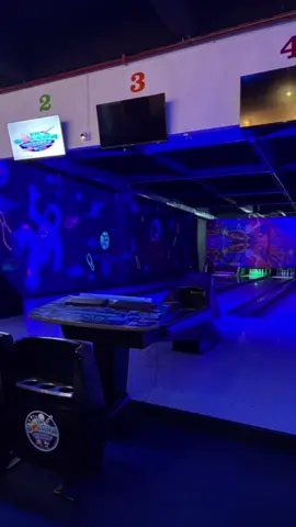🎱🐸¿Están buscando un lugar donde ir a jugar con sus amigos o familia?, les traigo el lugar perfecto. 🎳 Acompañame hoy a visitar a @laboleraneiva, un lugar donde podrás disfrutar de de una tarde-noche llena de entretenimiento, muchas risas y buena energía.  .  📍Santa Lucia Plaza  ⏰ Lunes a jueves 3-10 PM / Viernes y sábado 2-12 PM  / Domingo 2-10 PM  💲 Precios mostrados durante el video, con promociones de lunes a viernes 🤔 Ideal para jugar con amigos o familia. . Disclaimer: Mis reseñas son basadas en mi experiencia personal, y pueden variar de persona a persona, mi recomendación es no perderse la oportunidad de probar y juzgar por ustedes mismos. #neiva #bolos #bolirana #pingpong #hockeydeaire #billar #minigolf #juegos #fiestasniños #diversión