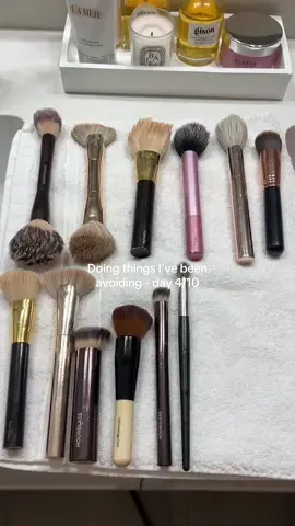 Organized makeup & clean brushes ✔️💗🙌🏼 #beautyorganization #makeuporganization #cleaningmakeupbrushes #CleanTok #saturdayreset #bathroom decor 