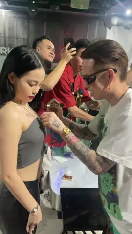 Góc khác để thấy độ Andree kí tặng fan #andree #andreerighthand #andreerighthand❤️ #rapviet #bigaloshow 