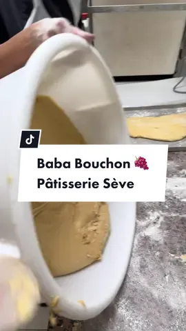Un classique de la pâtisserie lyonnaise et française, le baba bouchon a pendant très longtemps été la pâtisserie la plus demandée chaque jour en vitrine chez Sève ! 🍇 #chocolatseve #pastryseve #seve #bababouchon #baba #sirop #fruitsconfits #pate #brioche #pastrytips #lyon 