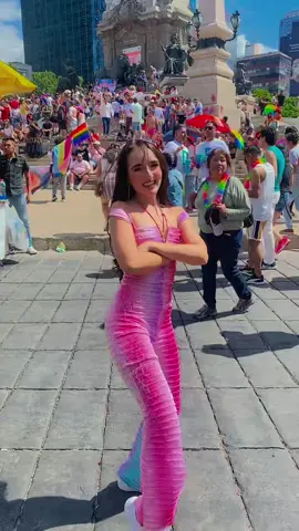 En el #Pride con mis tenis @KswissMX les gusto mi outfit ?🏳️‍🌈