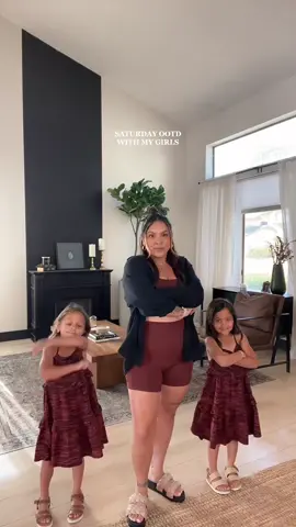 Ootd moment with my girlies 🫶🏽 #momsoftiktok #toddlersoftiktok #momlife #girlmom #momof3 #matchingootd #minime #matchingoutfits #neutraloutfit #viral #trending #fyp 