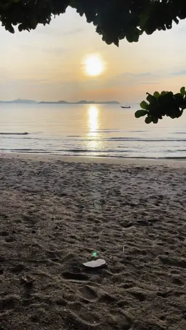 วิวพระอาทิตย์ขึ้นตอนเช้า #เรืองศรีรีสอร์ทขนอม #บ้านพักริมทะเล #ปิ้งย่างทําอาหารได้ 