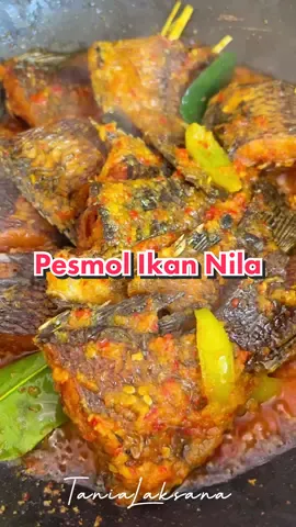 Pesmol Ikan Nila  Bahan:  ikan nila 10 cabe rawit hijau utuh  1 buah sereh, geprek 3 cm lengkuas, geprek 1 lembar daun jeruk segar  1 buah tomat hijau  Gula, garam, kaldu bubuk secukupnya Air secukupnya Minyak untuk menggoreng ikan & menumis bumbu, secukupnya  Bumbu Halus:  8 siung bawang merah 5 siung bawah putih Segenggam cabe merah keriting 4 buah kemiri Seruas jahe Sejempol kunyit Cara memasak :  1. bersihkan ikan nila pakai jeruk nipis terus baluri sedikit garam. diamkan 15 menit lalu goreng sampai kering. Sisihkan. 2. Tumis bumbu halus, sereh, lengkuas, dan daun jeruk sampai tanak dan wangi. Lalu masukkan tomat dan cabe rawit utuh. Aduk rata.  3. Setelah itu masukkan air secukupnya, garam, gula, dan kaldu bubuk. Tunggu sampai air mendidih dan menyusut lalu koreksi rasa.  4. Jika rasa bumbu sudah terasa pas di lidah, masukkan ikan yang sudah digoreng. Aduk rata. Masak sebentar. Angkat dan sajikan.  Selamat mencoba 🤗  #reseprumahan  #Makananrumah #resepmasakan #anekaresepmasakan  #anekaresep  #masakan #masakanindonesia #food #instafood #homemade #menuhariini #reseprumahan  #Makananrumah  #resepmasakan  #anekaresepmasakan  #anekaresep  #masakan  #masakanindonesia  #fyp  #foryourpage  #MenuMasakanSimple  #ResepMasakanRumah  #idemenumasakan  #idemenuharian  #idemenu  #pesmolikan  #pesmolikannila 