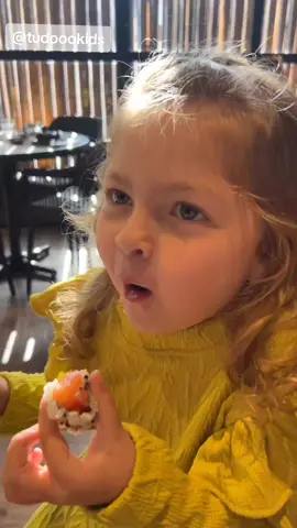 Impossível alguém não gostar de sushi? 😍😋 . . . #sushi #sashimi #criança #menina #girl #food #comida #issoqueévida 