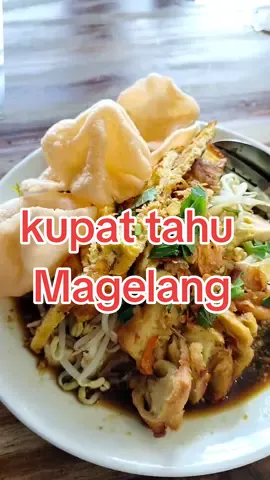 Kupat tahu Magelang  #kulinertiktok #kupattahu #kupattahumagelang #fyp #tiktokfood #fypシ #kulinercibubur #fypdongggggggg #magelang #doyanmakan #tukangmakan #makanantradisional #kukinerindonesia 