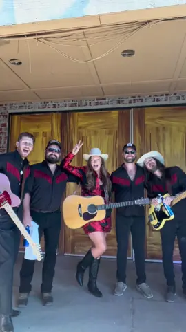 *cue a phone call from my mother telling me to stop flipping the bird on the internet* #sorrymom #livemusic #countrymusic @Tyler Childers 