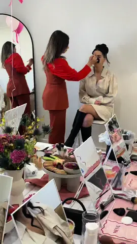 The perfect girls dayout or day in! Here we present to you Sueda Akin’s very first Makeup & Sip Masterclass. This was a dream come true for us and we can’t thank everyone who came today enough. Stay tuned for our next one 💗 #paintandsip #makeupmasterclass #makeupclasses #makeuptutorials 
