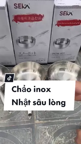 Chảo Inox Seka Kèm Gác Dầu ‘ giá về tay chỉ 3xx cho 1 em chảo đúc liền 5 lớp ko lo phồng đáy chị em ạ Đẹp xuất sắc các chị em ơiiii Chảo đúc liền khối inox 304 ko có cửa so sánh luôn. Tay cầm chống nóng chắc chắn  Hàng xuất Châu Âu nó đẹp quá luôn á! CHẢO SÂU LÒNG SK  3 size: Size 22cm: sâu 8.3cm giá chỉ #350k Size 24cm: sâu 8.7cm giá chỉ #380kkk Size 26cm:  sâu 9.7cm giá chỉ #410kkk  Inox 304 xịn xò, Dày dặn, chống dính tự thân (dòng chống dính vật lý)  Đúc liền khối, tay cầm chống nóng  Cấu tạo 5 lớp đúc liền thân  Sử dụng cho mọi loại bếp #seka . #chảo . #chảoinox .#chảo_chống_dính . #chảorán🍳 