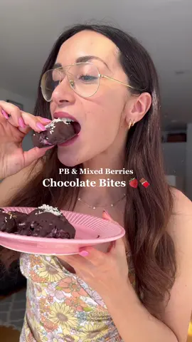 Recipe on IG giorgiapaino 🍓🥥🍫 #viralsnack #snack #yummyfood #deliciousdessert #chocolatebites 