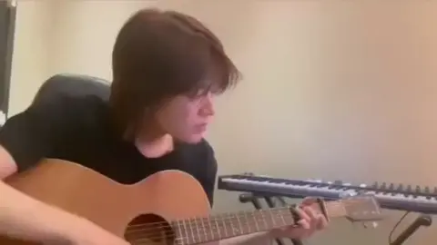 ur welcome #yuta  HUEHUEHUE YUTA GITARRRR