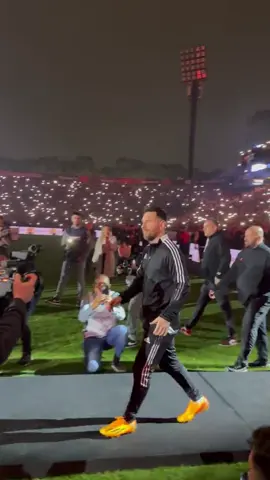 𝙎𝙥𝙚𝙘𝙞𝙖𝙡 𝙂𝙪𝙚𝙨𝙩 😍 #messi #newellsoldboys  🎥 (twitter: @newells)