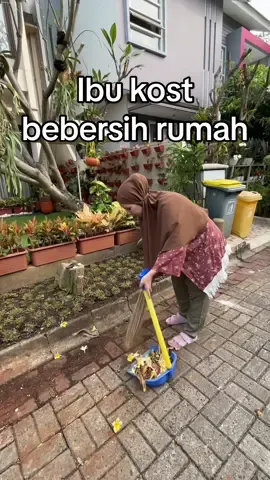 Bersih” trus 😁 #ibukost #bersihbersihrumah #kolamrenang #intex #viralditiktok #fyp #trending 