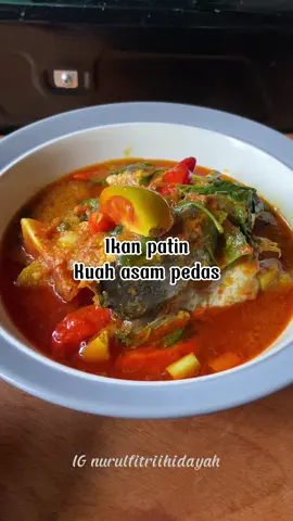 [save aja dulu] ikan patin kuah asam pedas 🥰 Bahan - 1 ekor ikan patin - jeruk nipis - tomat 3 ukuran kecil - cabe rawit utuh 7 - daun bawang selera - daun kemangi selera - asam jawa 1,5 saset/ 30 gram (setelah diseduh aku cuma pake setenganya) - garam - kaldu bubuk - gula pasir - lada - terasi abc 1 saset - sereh 1 - lengkuas 1 - daun salam 3 - daun jeruk 4 Bumbu halus - bawang merah 5 - bawang putih 4 - cabe rawit 5 - cabe merah keriting 8 - kunyit sejempol - jahe sejempol - kemiri 3 #fyp #ikanpatin #ikankuahasampedas 