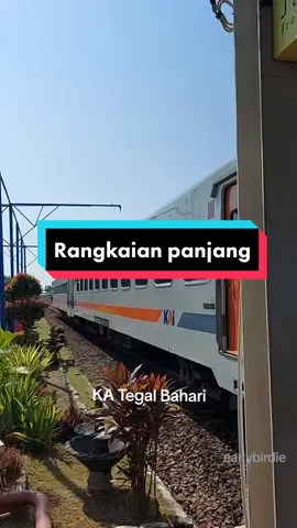 Keretanya panjang banget, guys 🔥 ada yang sudah pernah coba? #fypage #fyp #foryoupageofficiall  #keretaapiindonesia #keretaapikita #tegalbahari #gumarang #cirebon #cirebontiktok #stasiuncirebon #kai121 #kai121_ #cirebonkejaksan 