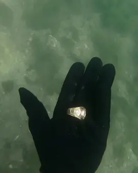 HUGE Gold Ring Found In The River #rivertreasure #riverscavenging #foundgoldring #iphone #foundiphone #foundinriver #diver #fyp #rayban #oakley #jbl #gold 