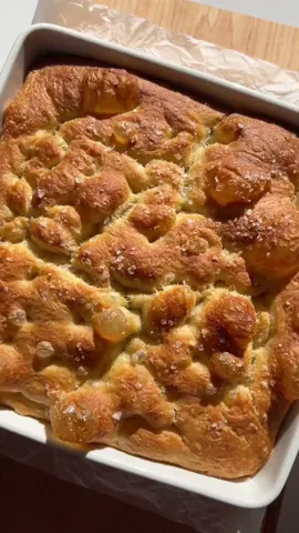 Fluffy and soft focaccia! 📍recipe in my bio or visit butterhand.com #focacciabread #focaccia #bread #breadtok #asmrfoo 