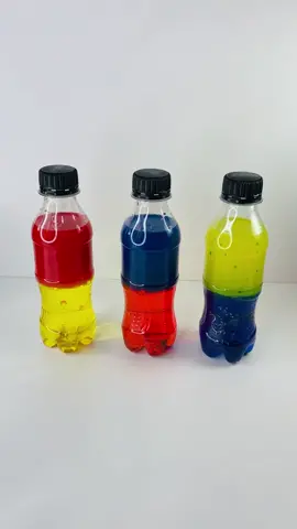 Garrafinhas sensoriais! Usando óleo e água você vai criar esse trio incrível que explora a curiosidade e ainda trazer o conhecimento de que água e óleo não se misturam! Para fazer as 3 garrafinhas você precisará: 3 garrafinhas de 200ml 300 ml de água  300 ml de óleo de cozinha ou óleo hidratante sem cor  Corantes alimentícios (amarelo,vermelho e azul) Giz de cera (amarelo, azul e vermelho) OBS: A ideia é criar uma experiência visual para a criança, porém o indicado é que um adulto monte as garrafinhas!  A durabilidade é pequena pois a temperatura do ambiente influência no resultado! Para mais ideias como essa siga meu perfil  #criatividade #cores #sensorial #infantil #educacaoinfantil #ensinoinfantil