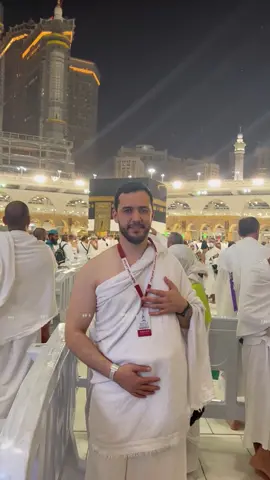 الحمد لله على ما أعطانا وعلى ما فضّل علينا بهذه المكرمة العظيمة، وجبر قلوبنا بملامسة حجره الكريم #خالد_الحلاق 