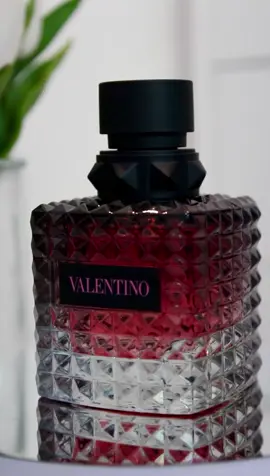 Follow @mahnoor_malik17 for more @valentino.beauty Born in Roma Donna Intense Eau de Parfum Top notes are Bourbon Vanilla and Amber; middle note is Jasmine; base note is Benzoin. Available to shop @theperfumeshop  #gifted via @mavencommspr  Nails @kissproductsuk @wizardpublicity  #valentino #valentinobeauty #donna #intense #borninroma #asmr #happythursday #fragrance #perfume #perfumeoftheday #perfumecollection #perfumereel #beautyreel #makeup #beautyblogger #ukblogger 