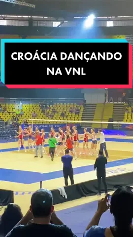 Que fofas gente kkk 🫶🏼🏐 elas tinham acabado de ganhar da Tailândia  #volley  #voleibol #voleibrasil #voleifeminino #jogandovolei #voleibr #vnl #volleyballnationsleague 